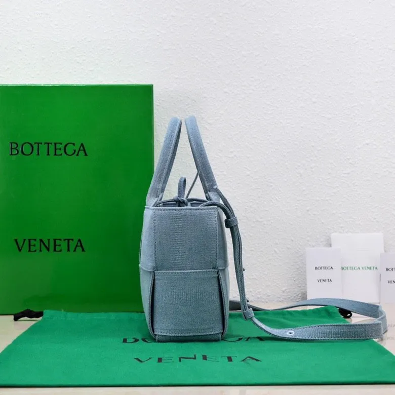 Batch 1460 BV denim tote shopping bag mini. The light-colored denim denim is so beautiful. It will definitely be a favorite among denim lovers. It is simple, really special, casual and chill. If you don’t buy a denim bag this year, you won’t dare to say that you know fashion! 25×16×8cm, model: 9894#